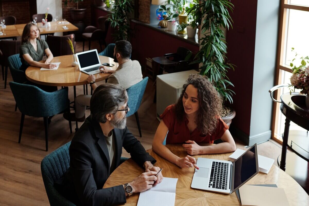 Two people sitting at a coffee shop and having a coaching and mentoring session